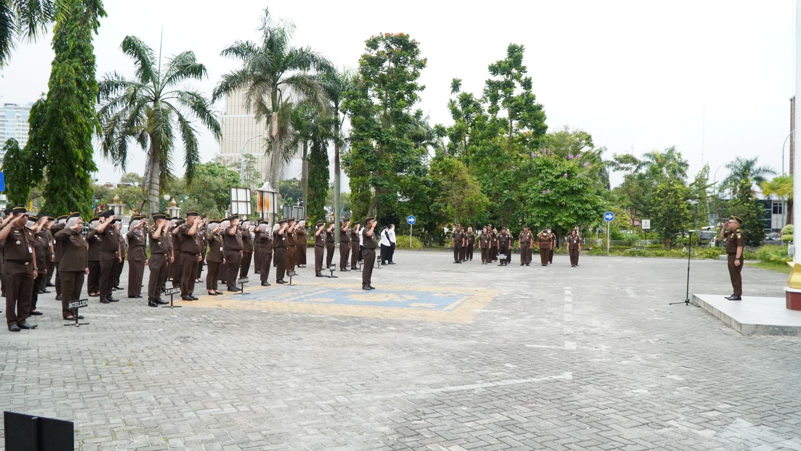 KOORDINATOR BIDANG INTELIJEN KEJAKSAAN TINGGI RIAU MENJADI PENERIMA APEL KERJA PAGI KOORDINATOR BIDANG INTELIJEN KEJAKSAAN TINGGI RIAU MENJADI PENERIMA APEL KERJA PAGIi