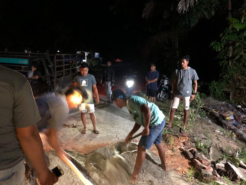 Kades Pangkalan Baru Yusri Erwin Bersama Warga Perbaiki Jalan yang Hampir Ambruk Kades Pangkalan Baru Yusri Erwin Bersama Warga Perbaiki Jalan yang Hampir Ambruki