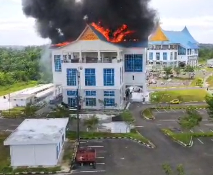 Kantor Dinas PUPR, Perkim dan Dishub Terbakar, APH Diminta Cepat Bertindak. Kantor Dinas PUPR, Perkim dan Dishub Terbakar, APH Diminta Cepat Bertindak.i