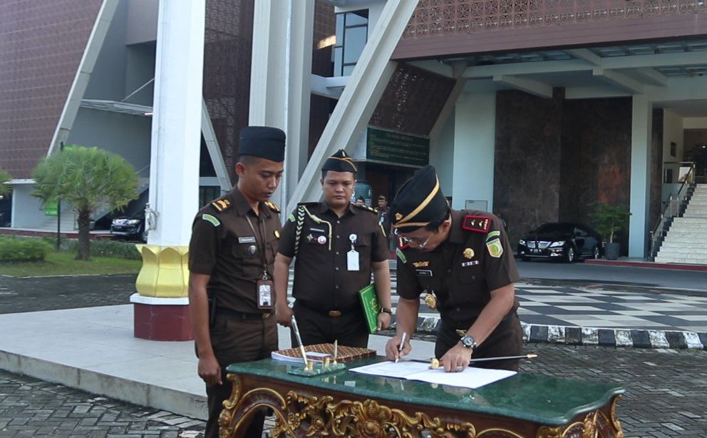 KEPALA KEJAKSAAN TINGGI RIAU PIMPIN APEL PENCANANGAN PEMBANGUNAN ZONA INTEGRITAS MENUJU WILAYAH BIROKRASI BERSIH DAN MELAYANI (WBBM) KEPALA KEJAKSAAN TINGGI RIAU PIMPIN APEL PENCANANGAN PEMBANGUNAN ZONA INTEGRITAS MENUJU WILAYAH BIROKRASI BERSIH DAN MELAYANI (WBBM)i