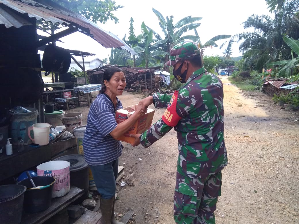 TMMD Ke110 Kodim 0313/KPR, Babinsa Koramil 06/SH Peduli Warga Yang Terdampak Covid-19 TMMD Ke110 Kodim 0313/KPR, Babinsa Koramil 06/SH Peduli Warga Yang Terdampak Covid-19i