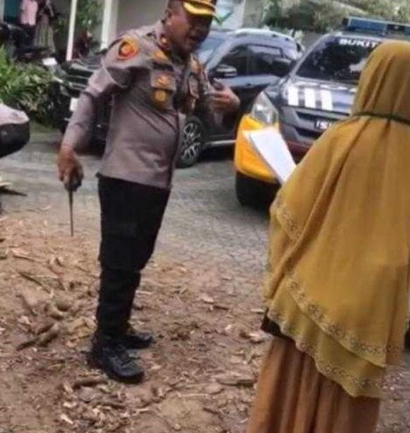 Kapolsek Bukit Raya Arogan Terhadap Ibu-Ibu Dan Tidak layak Menjadi Pengayoman Masyarakat. Kapolsek Bukit Raya Arogan Terhadap Ibu-Ibu Dan Tidak layak Menjadi Pengayoman Masyarakat.i
