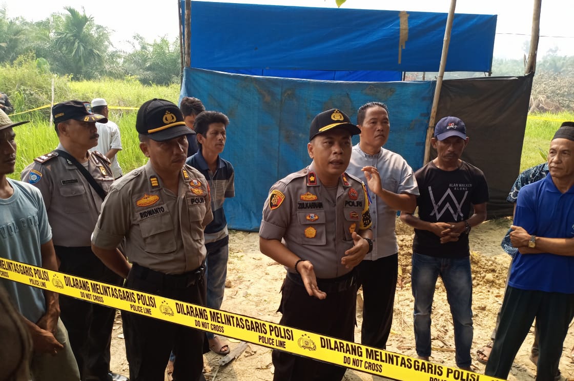 Makam Korban Diduga Bunuh Diri di Siak Hulu Kampar Dibongkari