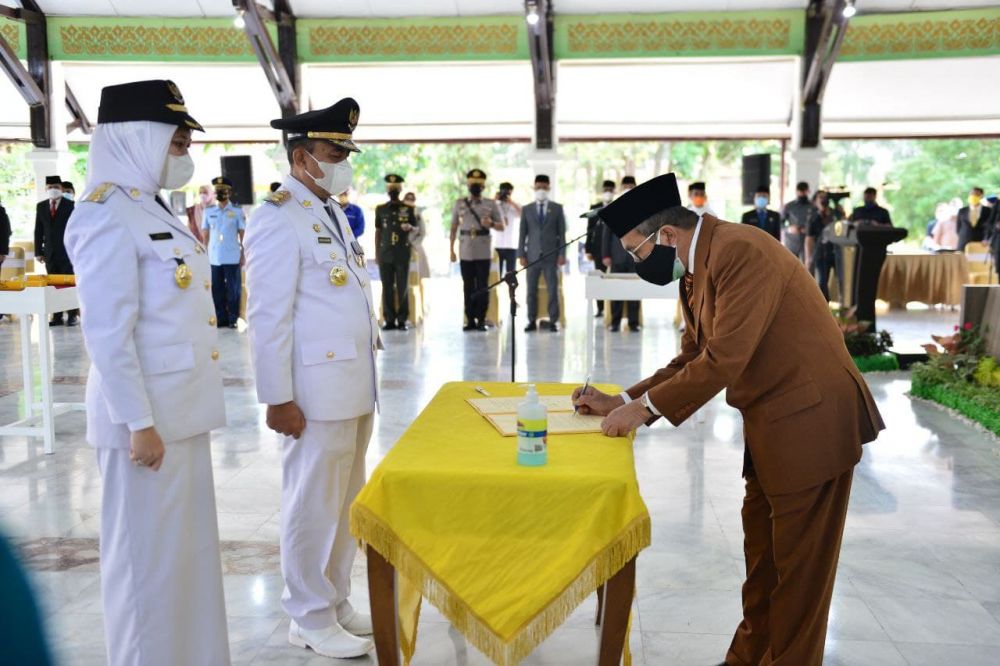 Gubri Resmi Lantik Bupati dan Wakil Bupati Indargiri Hulu Gubri Resmi Lantik Bupati dan Wakil Bupati Indargiri Hului