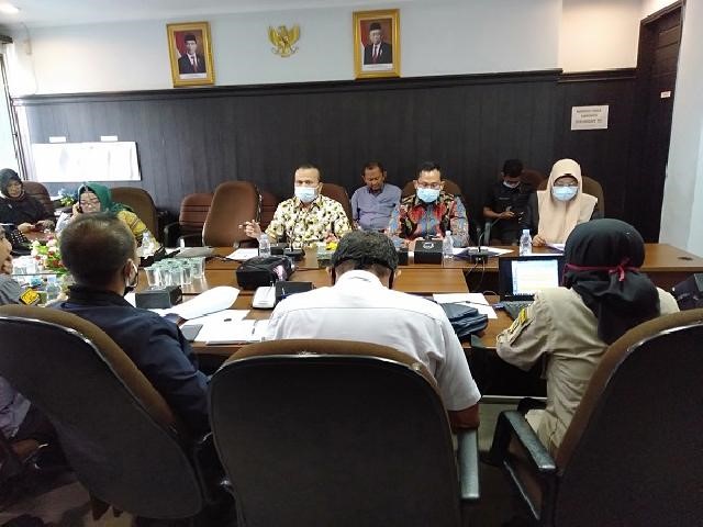 Komisi II DPRD Pekanbaru Hearing dengan Bapenda dan Dishubkominfo Pekanbaru Komisi II DPRD Pekanbaru Hearing dengan Bapenda dan Dishubkominfo Pekanbarui