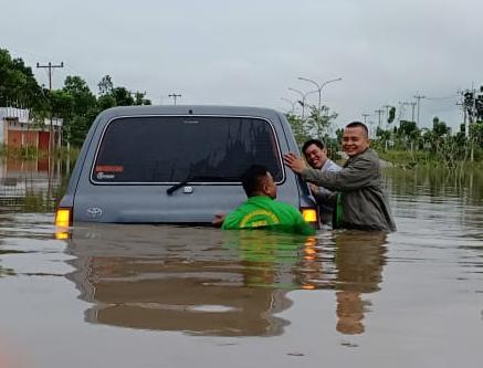 Akibat Banjir Mengerikan, Jalintim di Pelalawan Berubah Jadi Sungai Akibat Banjir Mengerikan, Jalintim di Pelalawan Berubah Jadi Sungaii
