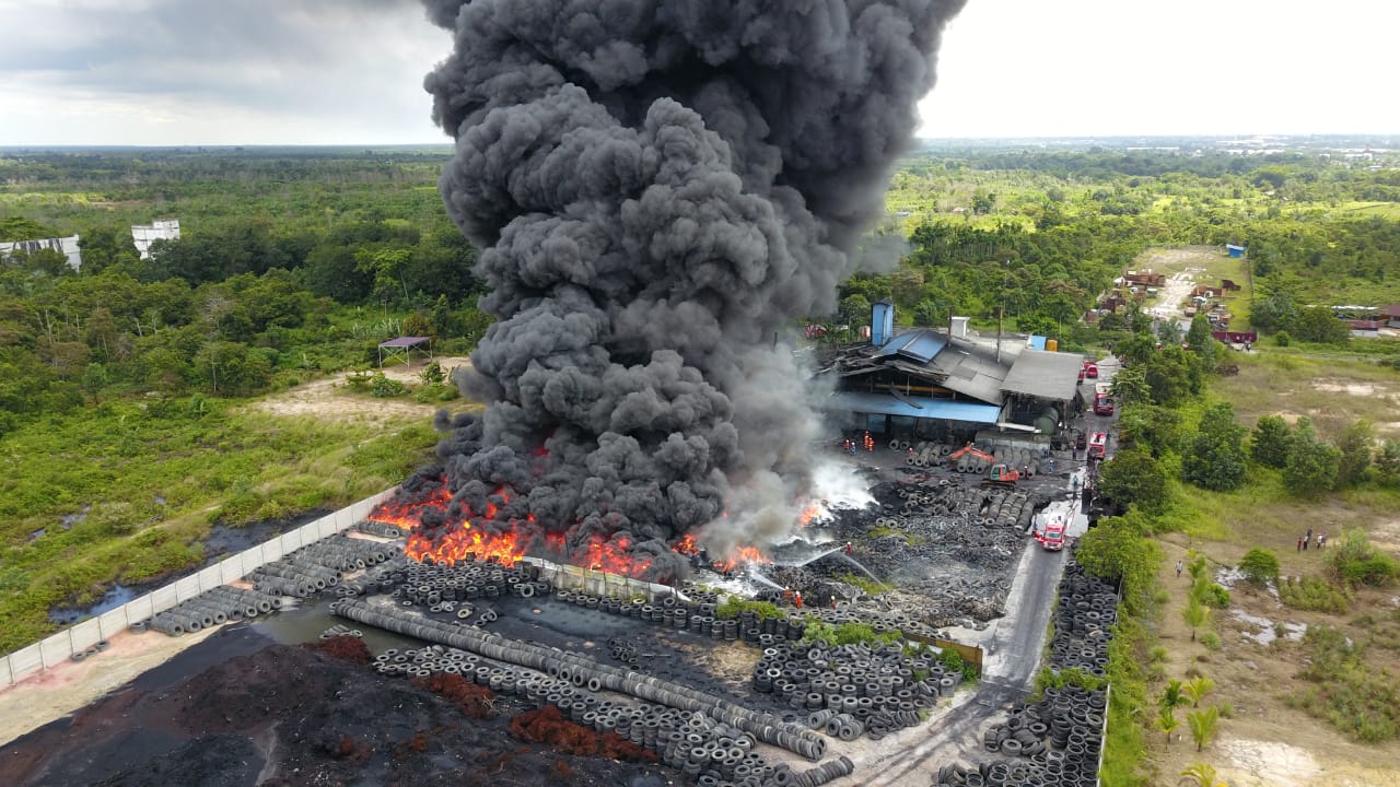 Pabrik Ban Bekas Terbakar, Tak Ada Korban Jiwa Pabrik Ban Bekas Terbakar, Tak Ada Korban Jiwai