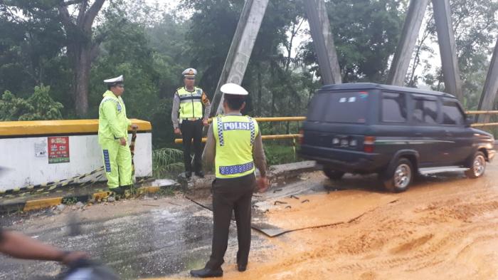 Jalan Lintas Pekanbaru-Taluk Kuantan Putus, Pengendara Mobil Diminta Lewat Jalur Alternatif Jalan Lintas Pekanbaru-Taluk Kuantan Putus, Pengendara Mobil Diminta Lewat Jalur Alternatifi