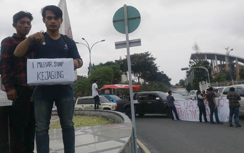 HMOK Kumpulkan Koin Suap untuk Kapolda, Kejati dan Kejagung HMOK Kumpulkan Koin Suap untuk Kapolda, Kejati dan Kejagungi