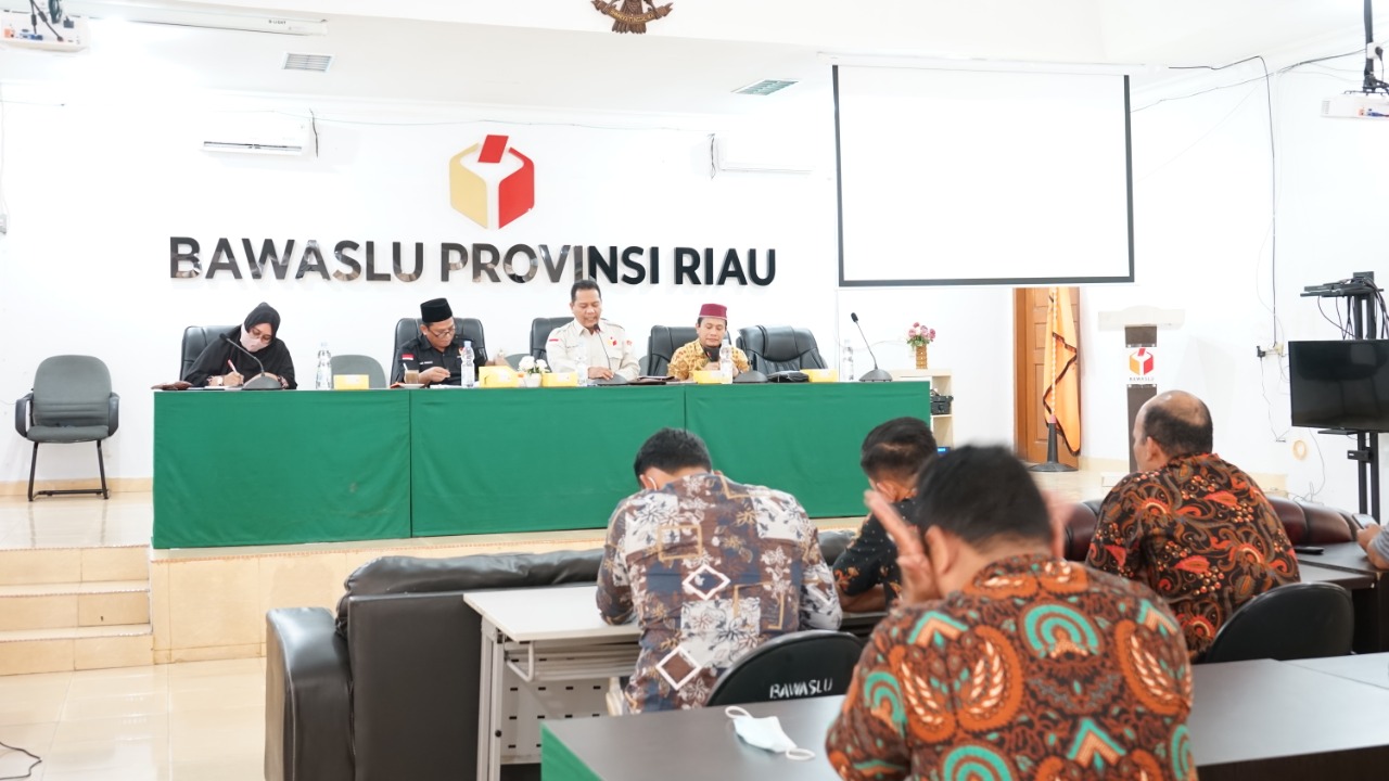 Bawaslu Riau dan Bawaslu 5 Kabupaten Kota Susun Keterangan Tertulis