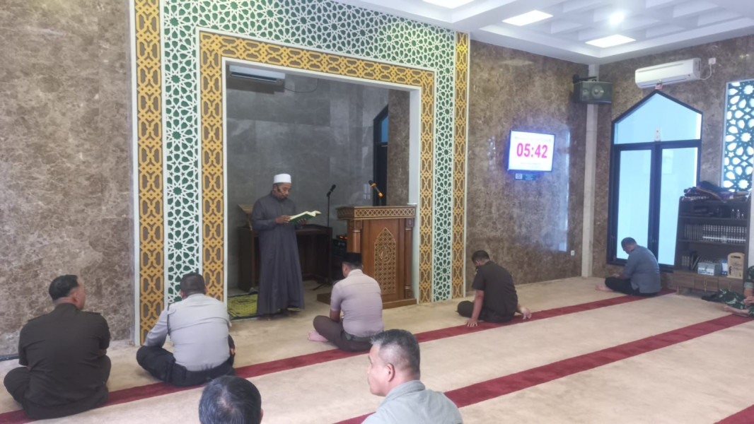 Kejaksaan Tinggi Riau laksanakan Tausiyah Ba’da Dzuhur di Masjid Al-Mizan oleh Ust. Chairul Ichwan Kejaksaan Tinggi Riau laksanakan Tausiyah Ba’da Dzuhur di Masjid Al-Mizan oleh Ust. Chairul Ichwani