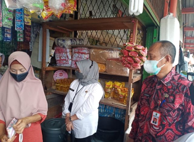 Disperindagkop dan Tim Satgas Pangan Pantau Harga Minyak Goreng Disperindagkop dan Tim Satgas Pangan Pantau Harga Minyak Gorengi