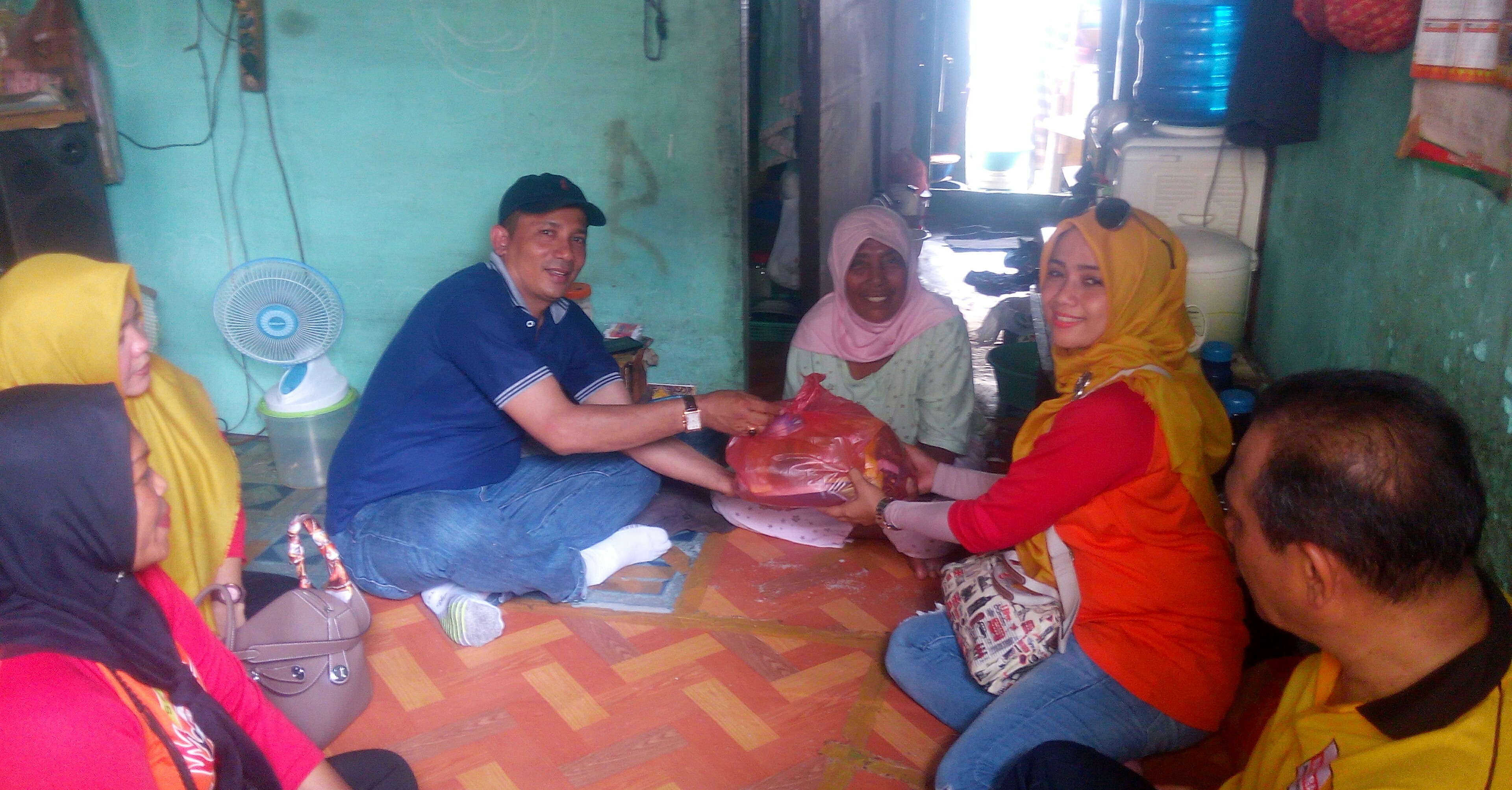 Jalan Kaki Hingga Masuk gang Sempit, DPD Srikandi Hanura Riau Lakukan Gerakan Sosial Jalan Kaki Hingga Masuk gang Sempit, DPD Srikandi Hanura Riau Lakukan Gerakan Sosiali