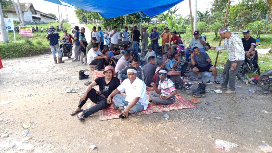 Demo Hari Kedua, Masyarakat Adat Desa Kabun Desak PT Padasa Realisasikan Kebun Plasma 20%