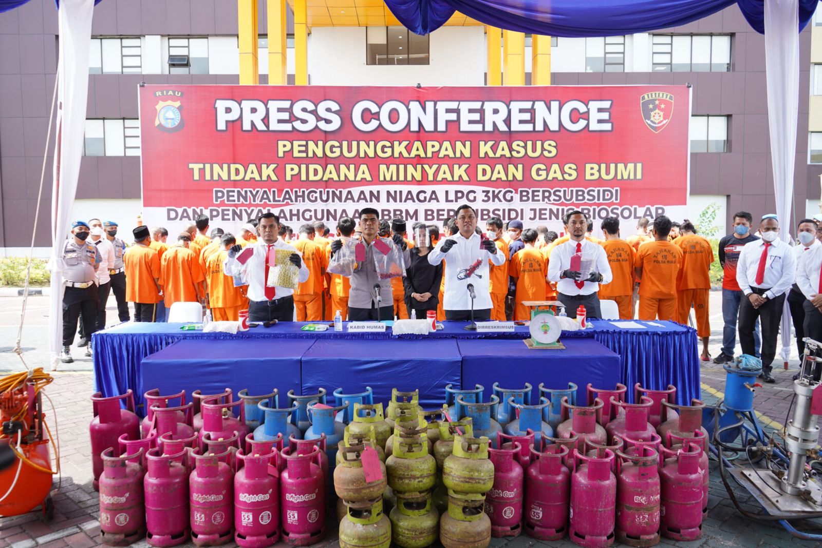 Ringkus Komplotan Pengoplos LPG Subsidi, Kabid Humas Polda Riau : Perbuatan Mereka Sangat Merugikan Ringkus Komplotan Pengoplos LPG Subsidi, Kabid Humas Polda Riau : Perbuatan Mereka Sangat Merugikan i