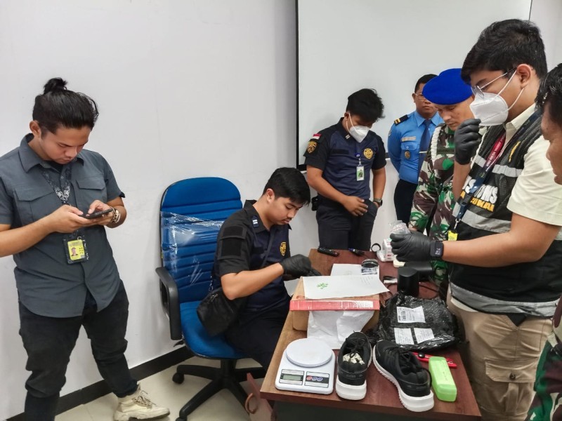 Modus Sepatu, Penyelundupan Narkoba Digagalkan di Bandara SSK II Pekanbaru Modus Sepatu, Penyelundupan Narkoba Digagalkan di Bandara SSK II Pekanbarui