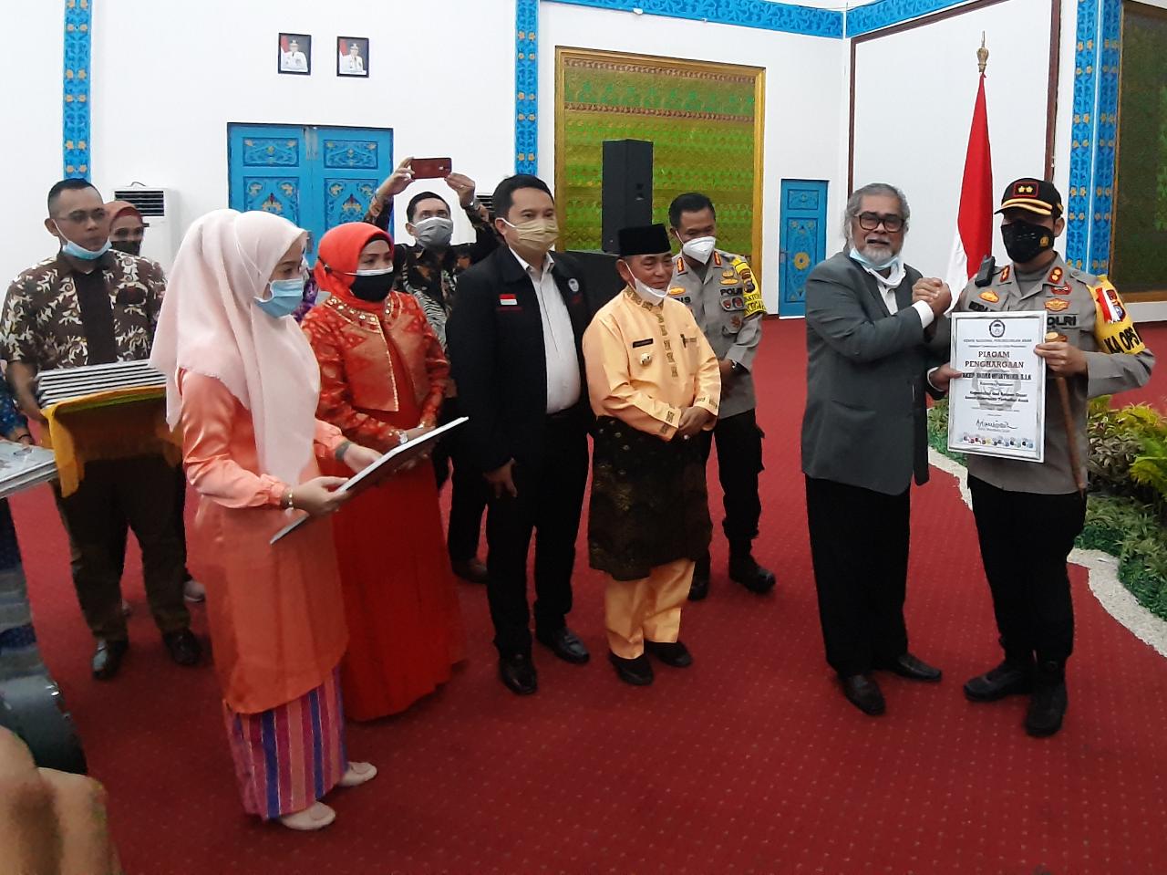 Dinilai Layak dan Pantas, Ketum Arist Merdeka Sirait Beri Penghargaan Kapolres Pelalawan Dinilai Layak dan Pantas, Ketum Arist Merdeka Sirait Beri Penghargaan Kapolres Pelalawani