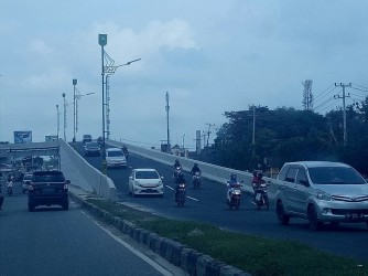 Abikan Plang Larangan Melintas, Pengendara Roda Dua Tetap Lintasi Fly Over Pasar Pagi Abikan Plang Larangan Melintas, Pengendara Roda Dua Tetap Lintasi Fly Over Pasar Pagii