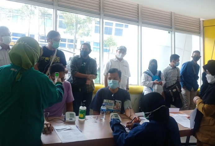 1.500 Orang TNI/Polri, Pedagang, hingga Wartawan Ikuti Vaksinasi Covid-19 di Riau 1.500 Orang TNI/Polri, Pedagang, hingga Wartawan Ikuti Vaksinasi Covid-19 di Riaui