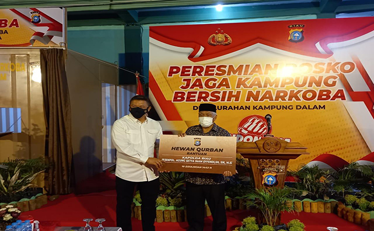 Kapolda  Berikan Bantuan Hewan Kurban untuk Kelurahan Kampung Dalami