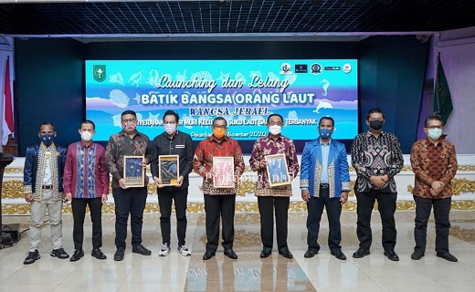 Bupati Inhil Pemenang Lelang Batik Kuda Laut Bupati Inhil Pemenang Lelang Batik Kuda Lauti