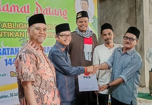 Tokoh Gusdar Serahkan Berkas Saidul Tombang sebagai Calon Wakil Bupati ke Ketua PKS Kampar Tokoh Gusdar Serahkan Berkas Saidul Tombang sebagai Calon Wakil Bupati ke Ketua PKS Kampari