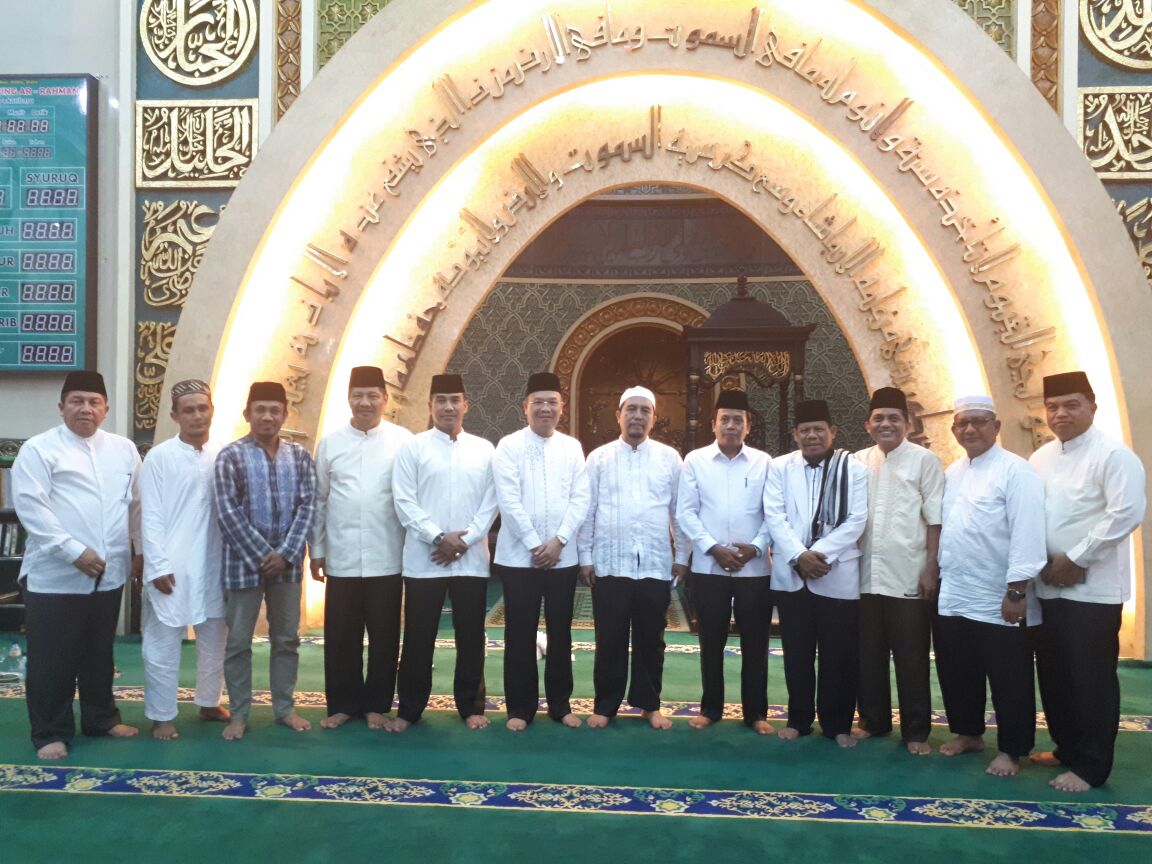 Wakapolresta Pekanbaru Hadiri Peringatan Maulid Nabi di Mesjid Agung Ar-Rahman Wakapolresta Pekanbaru Hadiri Peringatan Maulid Nabi di Mesjid Agung Ar-Rahmani
