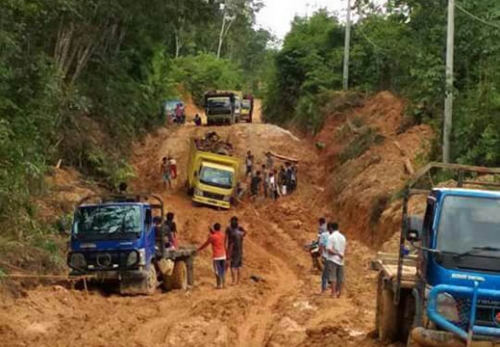 Jalan di Kampar Kiri Rusak Parah, Warga Tunggu Perbaikan Pemerintah Jalan di Kampar Kiri Rusak Parah, Warga Tunggu Perbaikan Pemerintahi