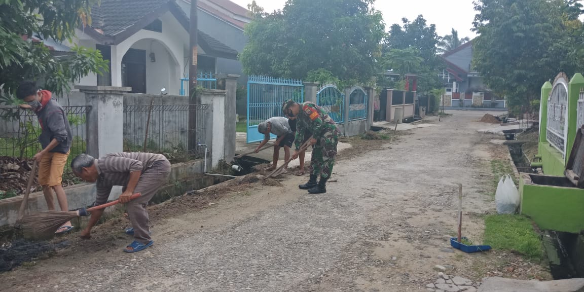 Babinsa Desa Pandau Jaya Bersama Warga Bersihkan Saluran Air Babinsa Desa Pandau Jaya Bersama Warga Bersihkan Saluran Airi