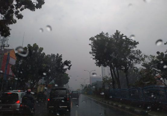 Hujan Lebat Disertai Petir dan Angin Kencang akan Mengguyur Riau Hujan Lebat Disertai Petir dan Angin Kencang akan Mengguyur Riaui