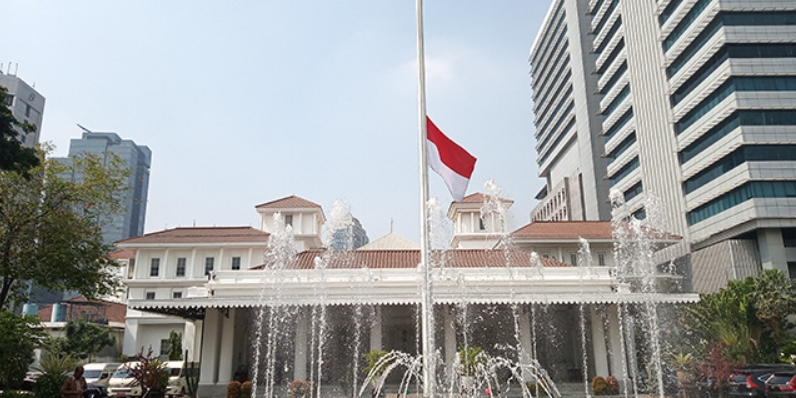 Hari Ini, Masyarakat dan Instansi Pemerintah Kibarkan Bendera Setengah Tiang Hari Ini, Masyarakat dan Instansi Pemerintah Kibarkan Bendera Setengah Tiangi