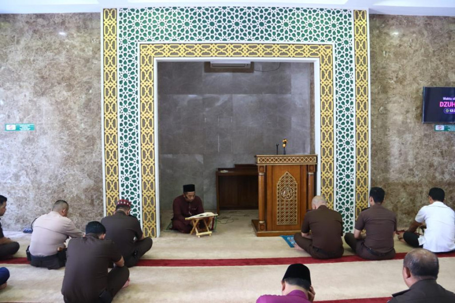 Tausiyah Ba’da Dzuhur di Kejaksaan Tinggi Riau Tausiyah Ba’da Dzuhur di Kejaksaan Tinggi Riaui