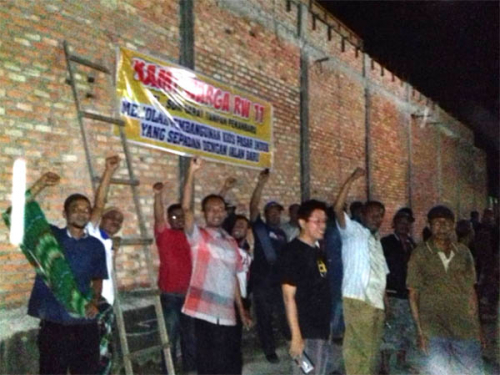 Warga RW 11 Sidomulyo Barat Protes,Bangunan Kios Pasar Induk Pekanbaru Lengket ke Aspal Warga RW 11 Sidomulyo Barat Protes,Bangunan Kios Pasar Induk Pekanbaru Lengket ke Aspali