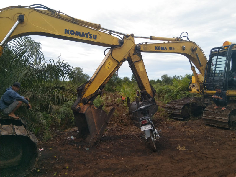 Alat Berat Diduga Milik Nurhadi Diamankan di HPT Desa Muara Dua, Kini Hilang Tak Jelas Alat Berat Diduga Milik Nurhadi Diamankan di HPT Desa Muara Dua, Kini Hilang Tak Jelasi