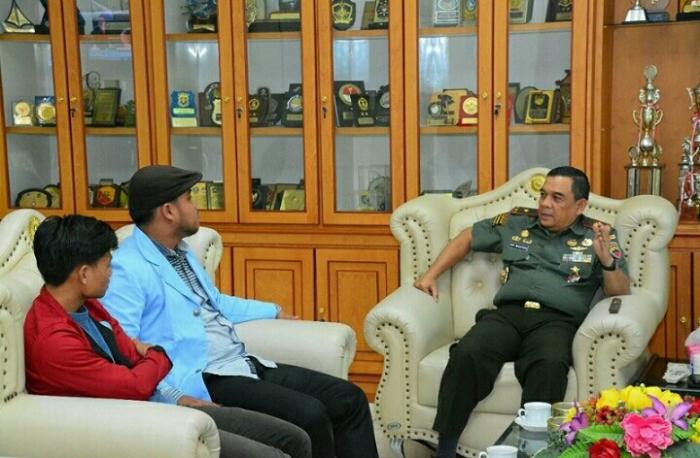 Edy Natar Terima Kunjungan Audiensi BEM UR Edy Natar Terima Kunjungan Audiensi BEM URi