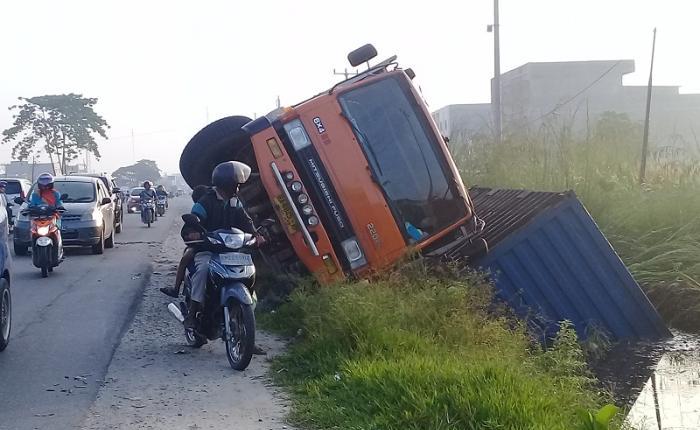 Truk Tak Bertuan Terguling di Jalan HR Soebrantas Panam Truk Tak Bertuan Terguling di Jalan HR Soebrantas Panami