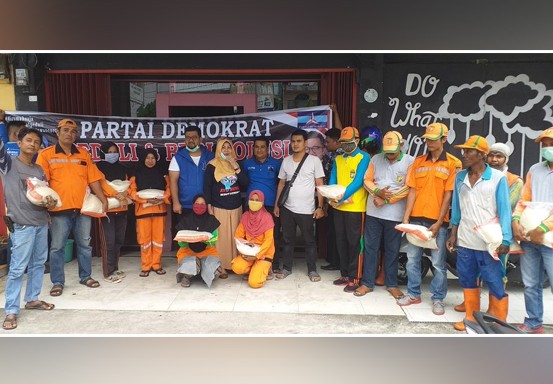 Eva Yuliana dan Ketua Demokrat Kampar Beri Bantuan kepada Petugas Kebersihan dan Tukang Becak Eva Yuliana dan Ketua Demokrat Kampar Beri Bantuan kepada Petugas Kebersihan dan Tukang Becaki