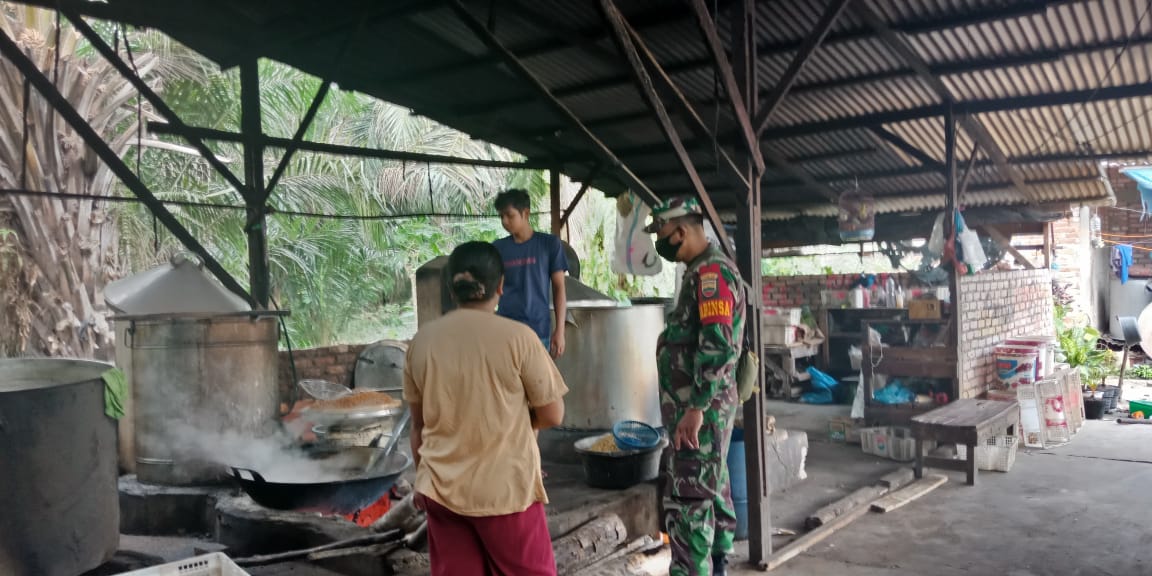 TMMD Ke 110 Kodim 0313/KPR, Babinsa Melakukan Anjangsana Kepada Pengusaha Pembuatan Tahu TMMD Ke 110 Kodim 0313/KPR, Babinsa Melakukan Anjangsana Kepada Pengusaha Pembuatan Tahui