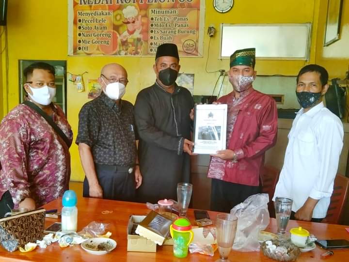 Serah Terima Dokumen Dari Pewaris Kesultanan Siak Sultan Syarif Kasim II ke Panglima PADAN Riaui