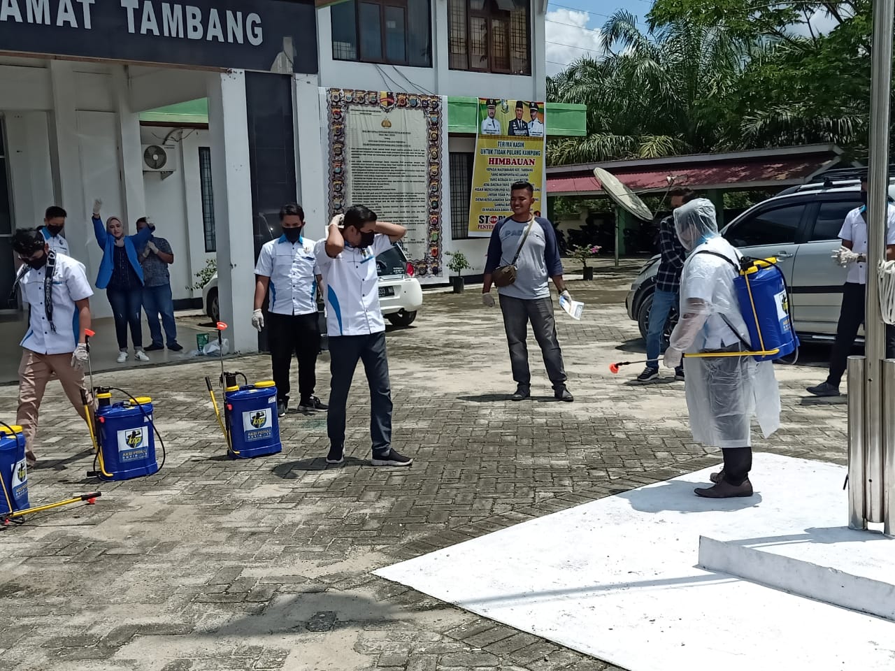 DPD KNPI Kampar Bagikan Masker, Sanitizer, Penyemprotan Disinfektan dan Sosialisasi di 21 Kecamatan. DPD KNPI Kampar Bagikan Masker, Sanitizer, Penyemprotan Disinfektan dan Sosialisasi di 21 Kecamatan.i