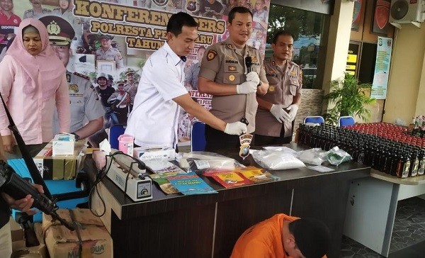 Polresta Pekanbaru Amankan Sabu 2 Kg dari Sebuah Hotel Polresta Pekanbaru Amankan Sabu 2 Kg dari Sebuah Hoteli