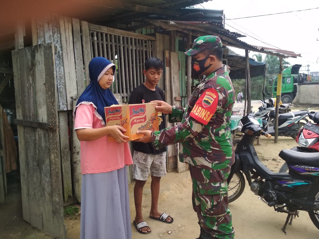 TMMD Ke 110 Kodim 0313/KPR, Bakti Sosial Babinsa Koramil 06/SH Bagikan Satu Kotak Mie Ke Warga TMMD Ke 110 Kodim 0313/KPR, Bakti Sosial Babinsa Koramil 06/SH Bagikan Satu Kotak Mie Ke Wargai