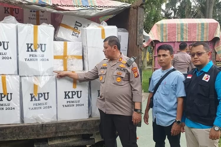 Polsek Siak Hulu Lakukan Pengamanan Distribusi Logistik 1385 Kotak Suara Pemilu Dari KPU Kabupaten Kampar Polsek Siak Hulu Lakukan Pengamanan Distribusi Logistik 1385 Kotak Suara Pemilu Dari KPU Kabupaten Kampari
