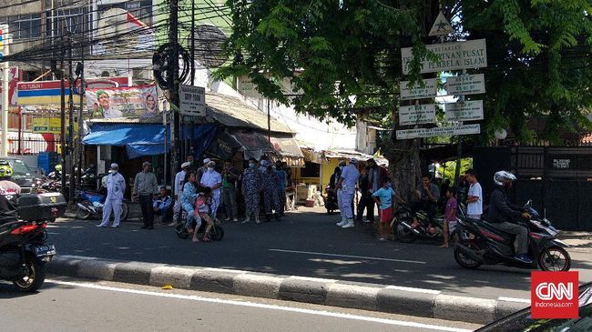 Laskar FPI Jaga Petamburan Jelang Pemeriksaan Rizieq Laskar FPI Jaga Petamburan Jelang Pemeriksaan Rizieqi