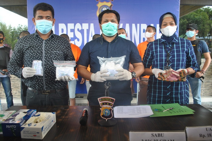 Polresta Pekanbaru Amankan Lima Tersangka 2 Kg Sabu Polresta Pekanbaru Amankan Lima Tersangka 2 Kg Sabui