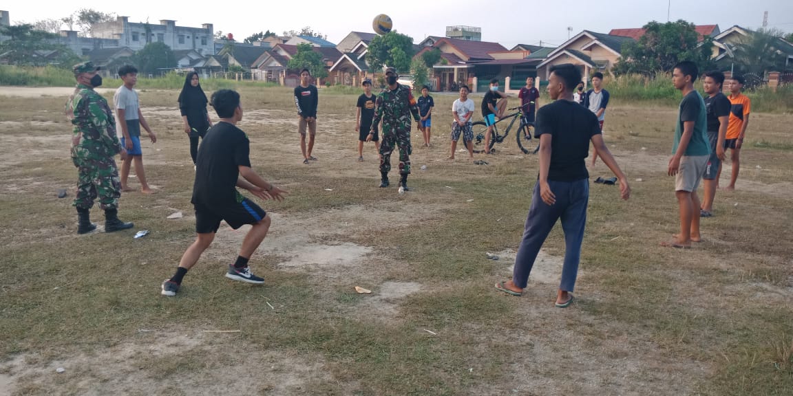 Babinsa Koramil 06/SH Berikan Pelatihan Volly Ball Kepada Pemuda Dan Pemudi Di Desa Babinsa Koramil 06/SH Berikan Pelatihan Volly Ball Kepada Pemuda Dan Pemudi Di Desai