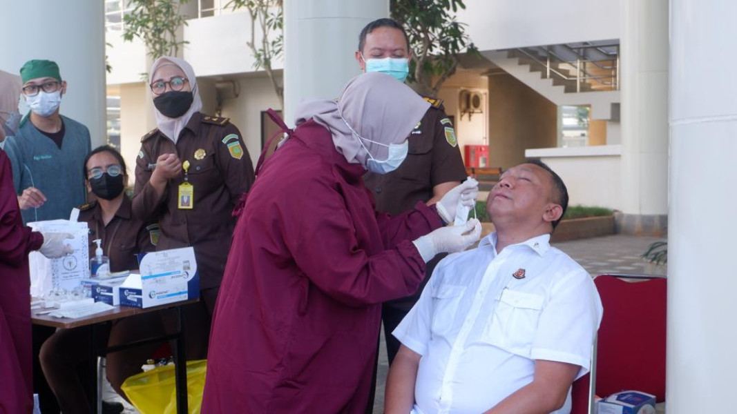 Kejaksaan Agung Melaksanakan Swab Antigen  Untuk Mencegah Penyebaran Subvarian Baru Covid-19i