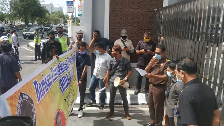 Aksi di Kejati Riau, BIDA-ROHUL tantang Kajati Riau yang baru ambil alih kasus jembatan di Rohul Aksi di Kejati Riau, BIDA-ROHUL tantang Kajati Riau yang baru ambil alih kasus jembatan di Rohuli