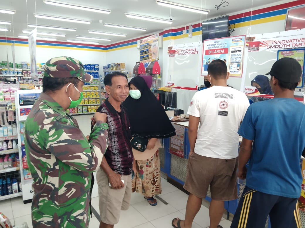 Guna Mendukung TMMD Ke 110 Kodim 0313/KPR, Babinsa Koramil 06/SH Terapkan Prokes Di Swalayan Guna Mendukung TMMD Ke 110 Kodim 0313/KPR, Babinsa Koramil 06/SH Terapkan Prokes Di Swalayani
