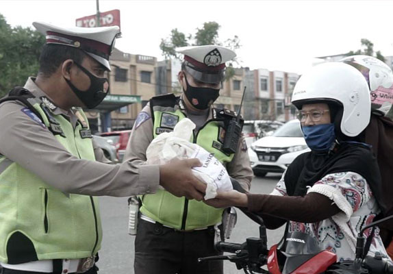 Pengendara yang Mematuhi Protokol Kesehatan Dapat Sembako dari Polsek Tampan Pengendara yang Mematuhi Protokol Kesehatan Dapat Sembako dari Polsek Tampani